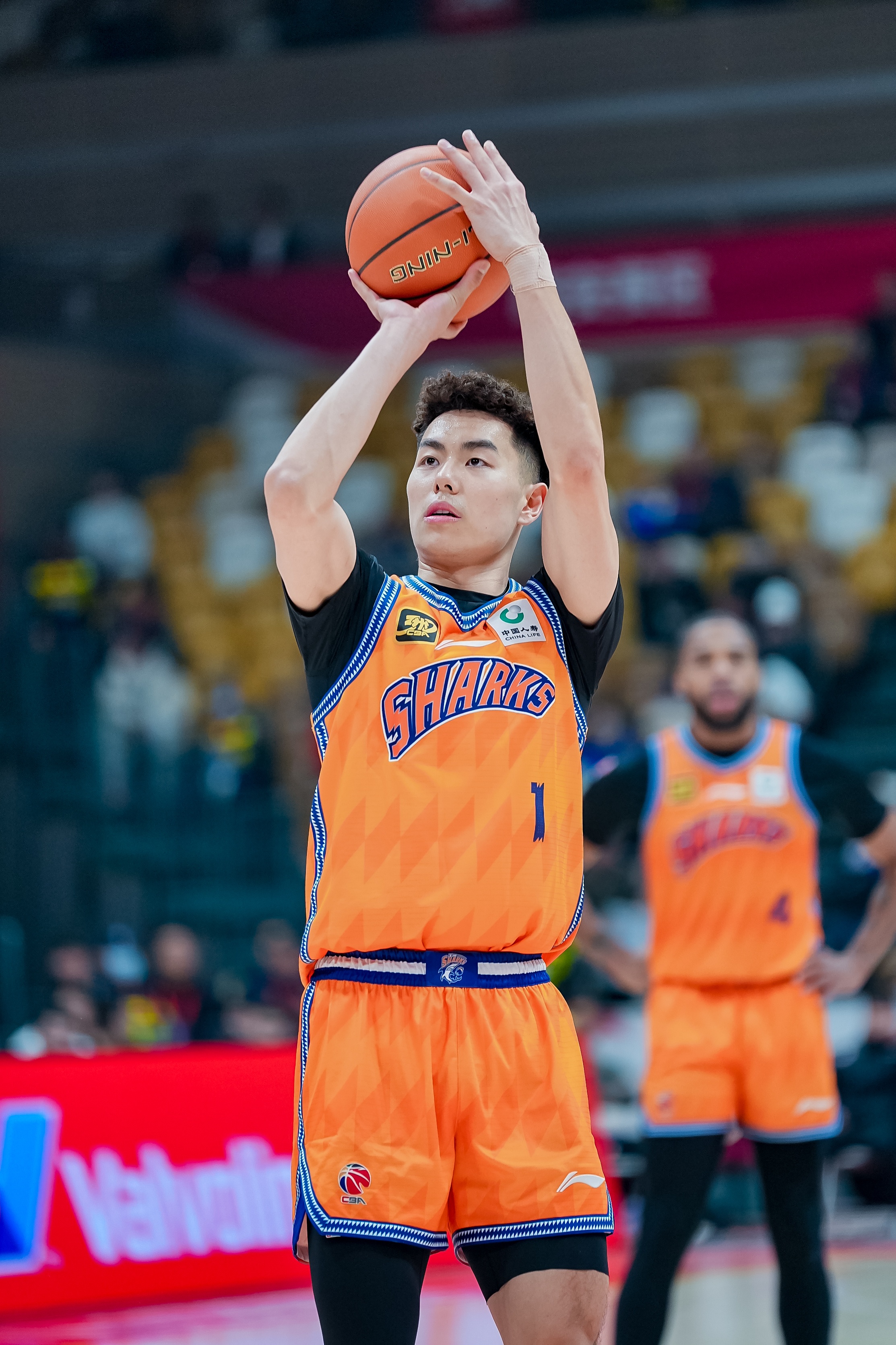 相當(dāng)高效！李添榮10中7&三分7中4拿全隊并列最高18分